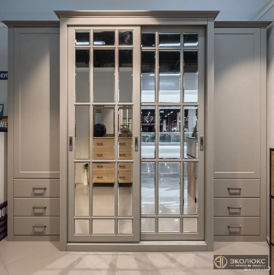 Встроенный шкаф-купе с зеркалом и антресолью