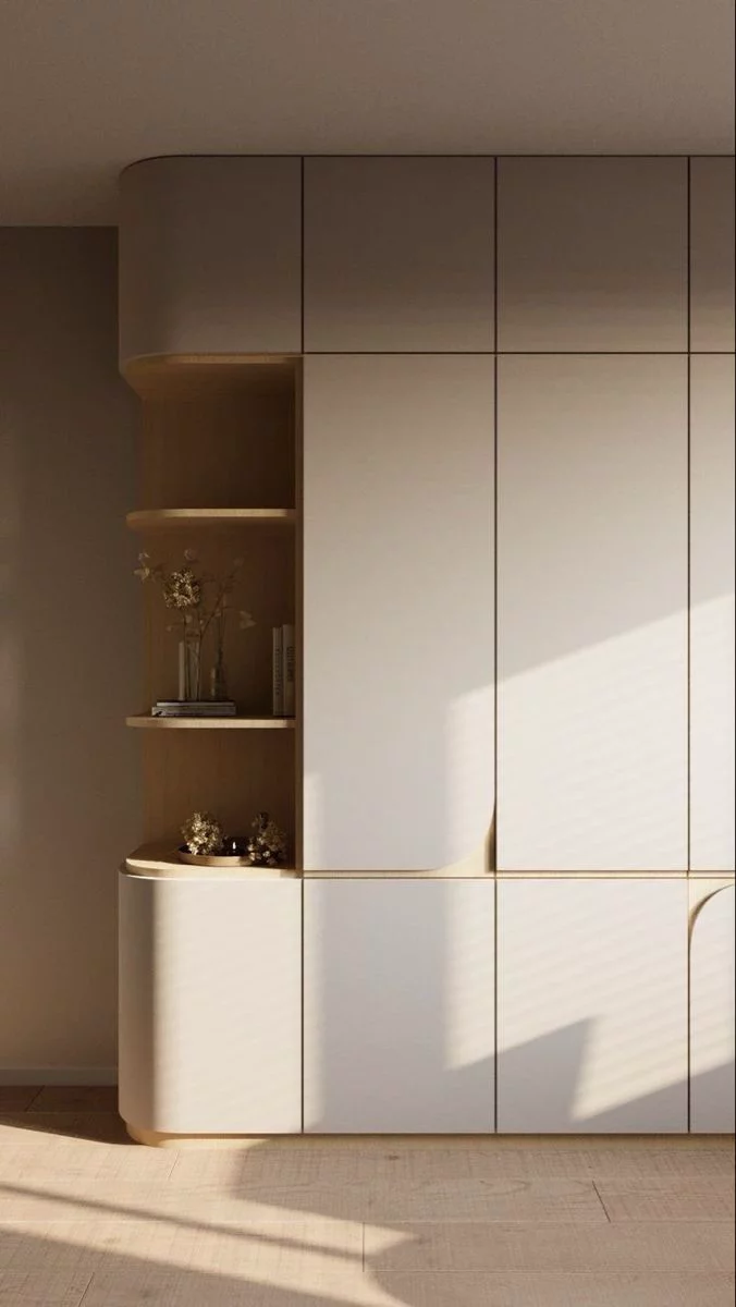 Встроенный шкаф с открытыми полками и скругленными углами
